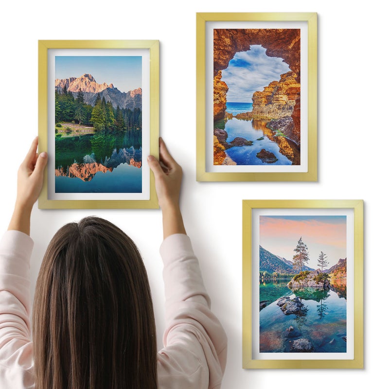 Galeria ścienna 3-częściowy komplet obrazów w złotych ramach - Górskie jeziora z odbiciem w wodzie i skałami - ArtPrintCave