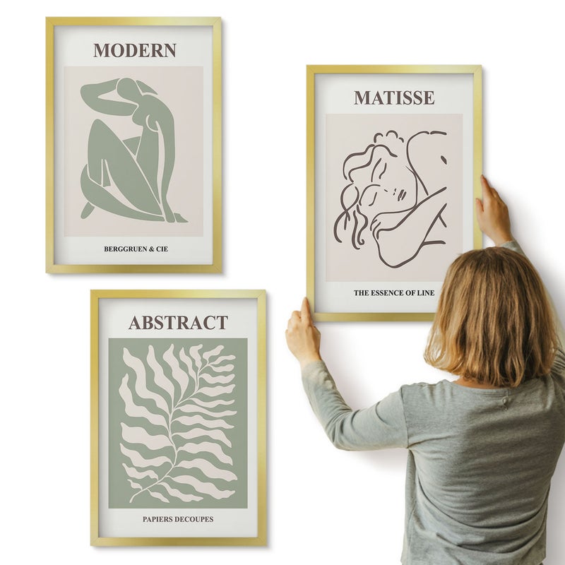 Galeria ścienna 3-częściowy komplet obrazów w złotych ramach - Stylowe obrazy w odcieniach zieleni z postaciami i liśćmi - ArtPrintCave