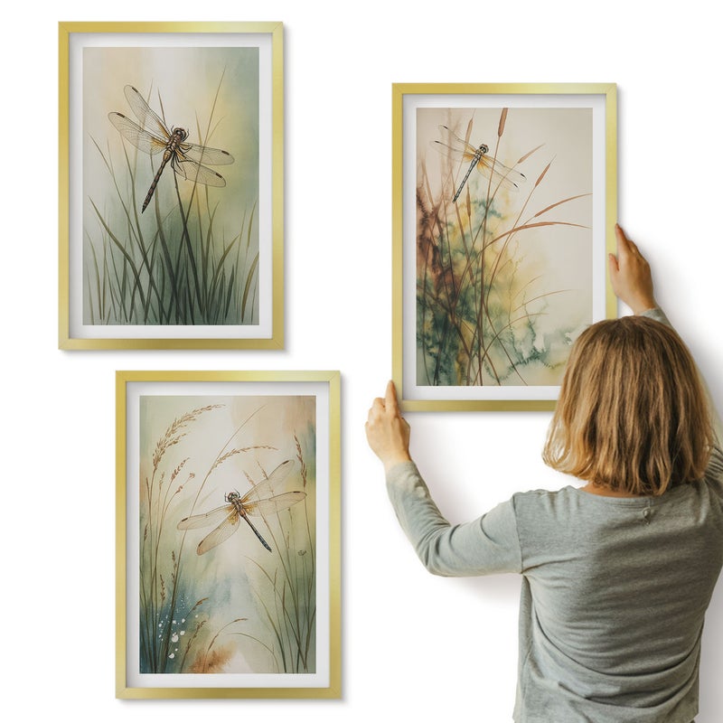 Galeria ścienna 3-częściowy komplet obrazów w złotych ramach - Malowane trawy z ważkami nad wodą - ArtPrintCave