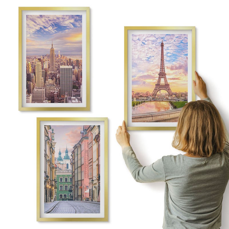 Galeria ścienna 3-częściowy komplet obrazów w złotych ramach - Widok na miasta Nowy Jork Paryż i Warszawę o zmierzchu - ArtPrintCave