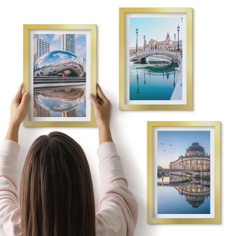 Galeria ścienna 3-częściowy komplet obrazów w złotych ramach - Architektura miast z odbiciem w wodzie - ArtPrintCave
