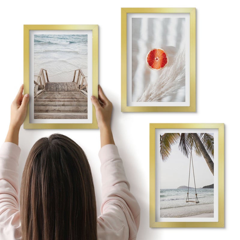 Galeria ścienna 3-częściowy komplet obrazów w złotych ramach - Plaża z drewnianymi schodami wakacyjny klimat - ArtPrintCave