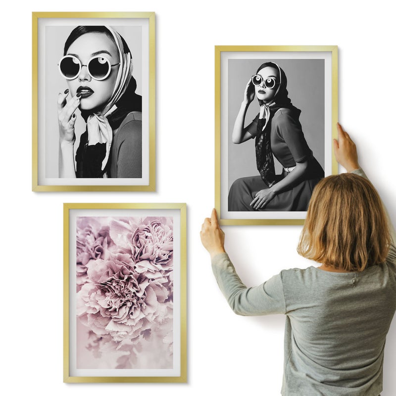 Galeria ścienna 3-częściowy komplet obrazów w złotych ramach - Stylowe portrety kobiet z różowymi kwiatami - ArtPrintCave