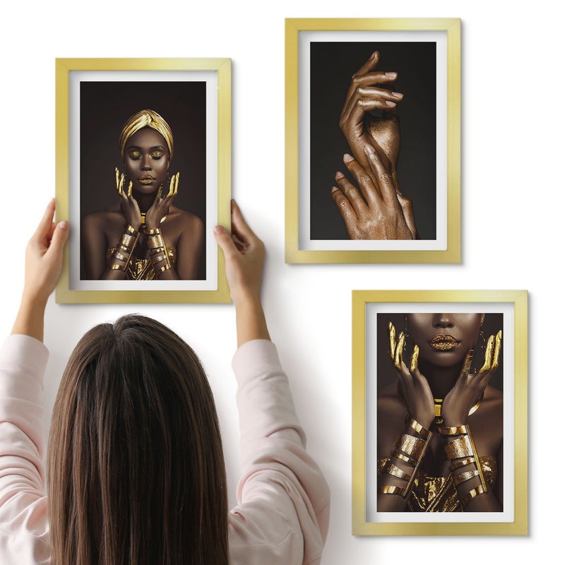 Galeria ścienna 3-częściowy komplet obrazów w złotych ramach - Eleganckie portrety afrykańskiej kobiety - ArtPrintCave