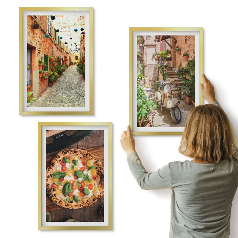 Galeria ścienna 3-częściowy komplet obrazów w złotych ramach - Urokliwe uliczki z roślinnością i włoska pizza - ArtPrintCave