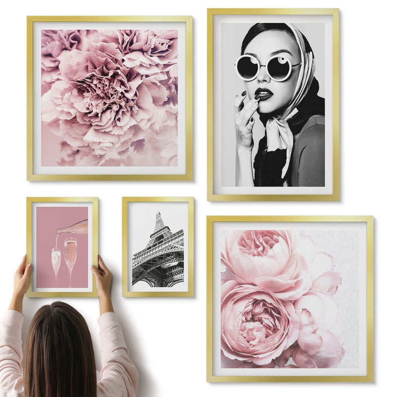 Galeria ścienna 5-częściowy komplet obrazów w złotych ramach - Stylowe portrety i kwiatowe akcenty w różowej tonacji - ArtPrintCave