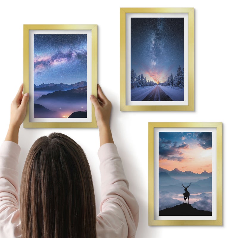 Galeria ścienna 3-częściowy komplet obrazów w złotych ramach - Nocne niebo góry pejzaże we mgle i jeleń - ArtPrintCave