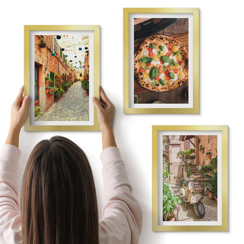 Galeria ścienna 3-częściowy komplet obrazów w złotych ramach - Urokliwe uliczki z roślinnością i włoska pizza - ArtPrintCave