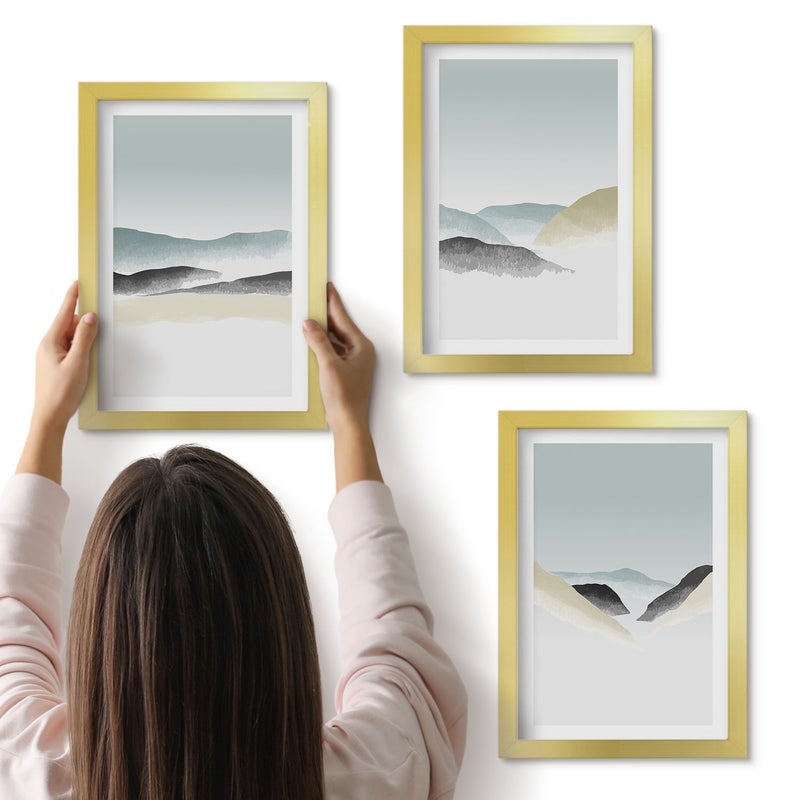 Galeria ścienna 3-częściowy komplet obrazów w złotych ramach - Minimalistyczne góry w delikatnych pastelach - ArtPrintCave