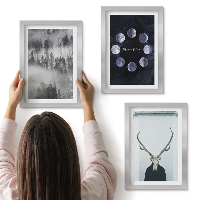 Galeria ścienna 3-częściowy komplet obrazów w srebrnych ramach - Krajobraz leśny we mgle fazy księżyca czaszka jelenia - ArtPrintCave
