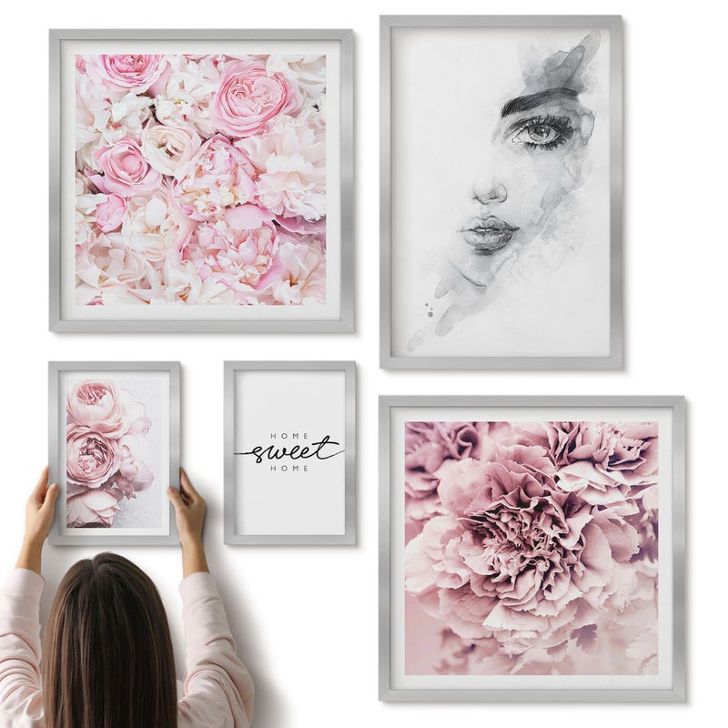 Galeria ścienna 5-częściowy komplet obrazów w srebrnych ramach - Kwiatowe akcenty z portretem i napisem o domu - ArtPrintCave