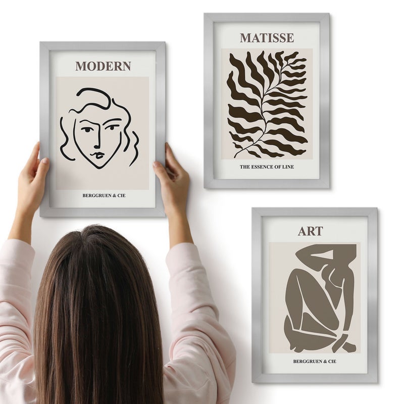 Galeria ścienna 3-częściowy komplet obrazów w srebrnych ramach - Stylowe grafiki z liniami i postaciami w neutralnych kolorach - ArtPrintCave