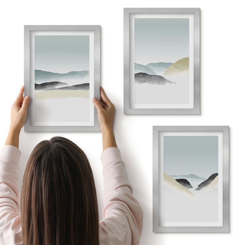 Galeria ścienna 3-częściowy komplet obrazów w srebrnych ramach - Minimalistyczne góry w delikatnych pastelach - ArtPrintCave