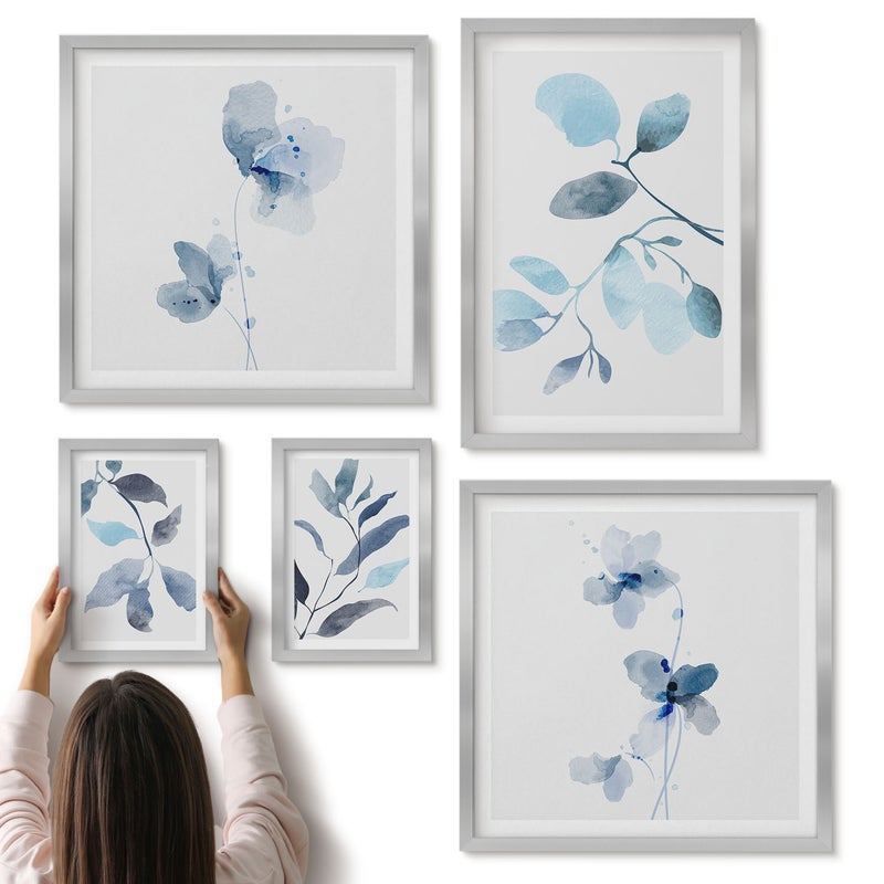 Galeria ścienna 5-częściowy komplet obrazów w srebrnych ramach - Roślinne akcenty w delikatnych odcieniach niebieskiego - ArtPrintCave