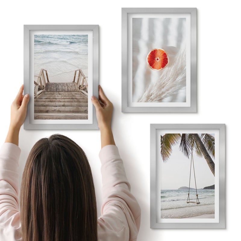 Galeria ścienna 3-częściowy komplet obrazów w srebrnych ramach - Plaża z drewnianymi schodami wakacyjny klimat - ArtPrintCave