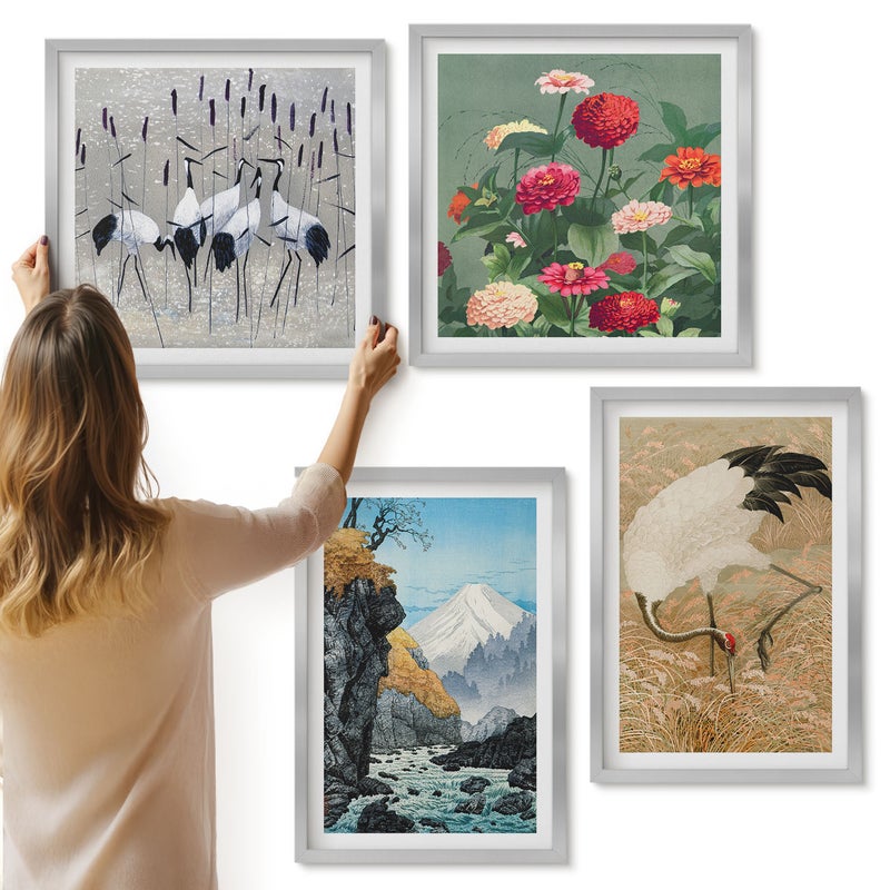 Galeria ścienna 4-częściowy komplet obrazów w srebrnych ramach - Góry w krajobrazie rzeka kwiaty i żurawie w trawie - ArtPrintCave