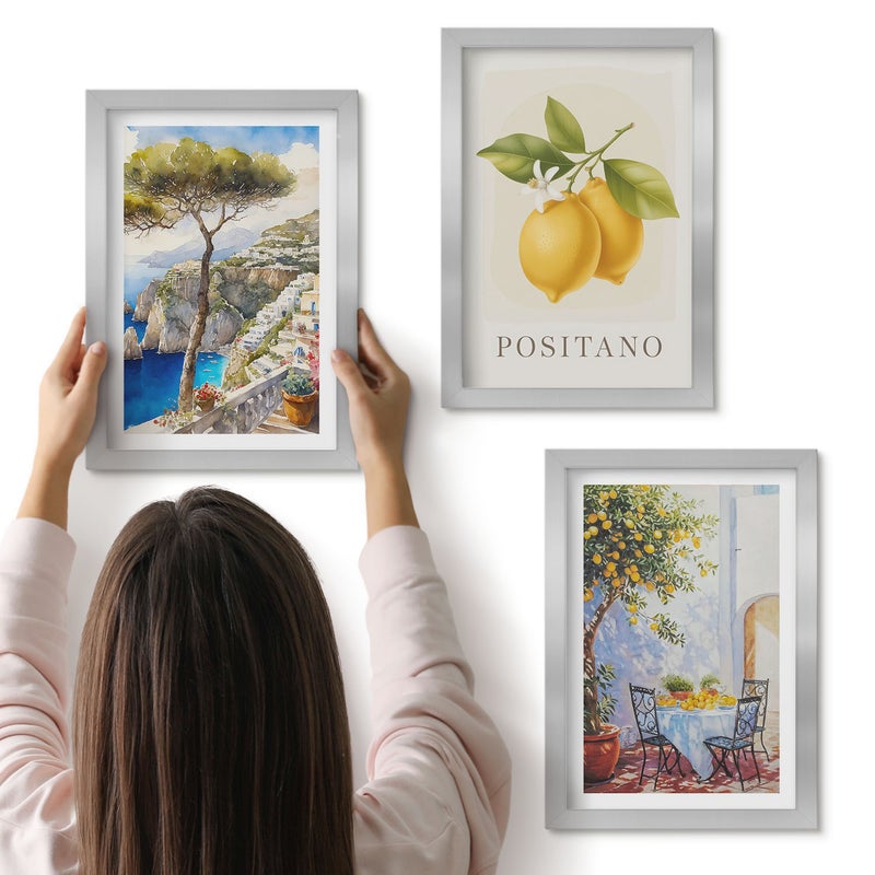 Galeria ścienna 3-częściowy komplet obrazów w srebrnych ramach - Widoki Positano z drzewami i cytrynami w słońcu - ArtPrintCave