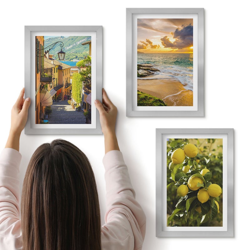 Galeria ścienna 3-częściowy komplet obrazów w srebrnych ramach - Malownicze uliczki morze plaża i cytrusy - ArtPrintCave