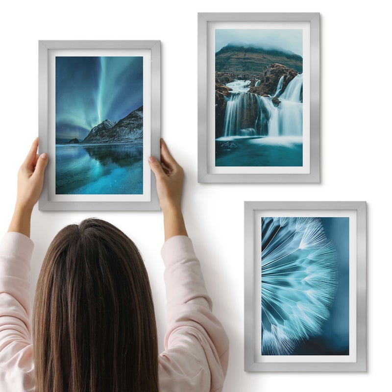 Galeria ścienna 3-częściowy komplet obrazów w srebrnych ramach - Zimowe pejzaże z wodospadami i zorzami polarnymi - ArtPrintCave