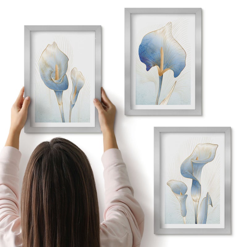 Galeria ścienna 3-częściowy komplet obrazów w srebrnych ramach - Delikatne błękitne kwiaty na jasnym tle - ArtPrintCave