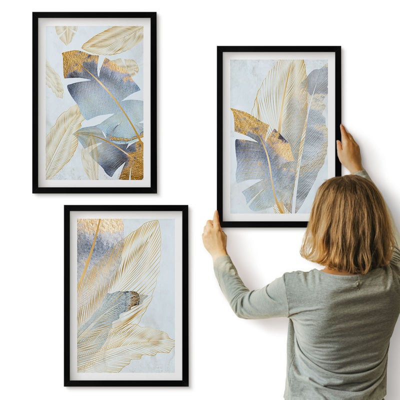 Galeria ścienna 3-częściowy komplet obrazów w czarnych ramach - Liście w odcieniach niebieskiego i beżu na tle jasnym - ArtPrintCave