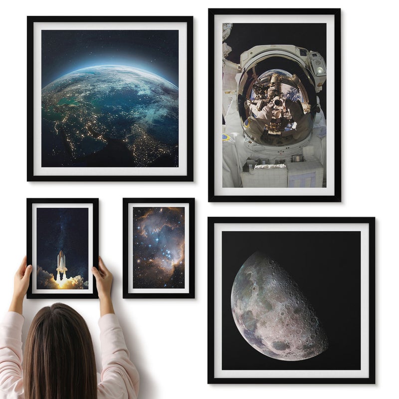 Galeria ścienna 5-częściowy komplet obrazów w czarnych ramach - Kosmiczne odkrycia widoki z astronautą i planetami - ArtPrintCave