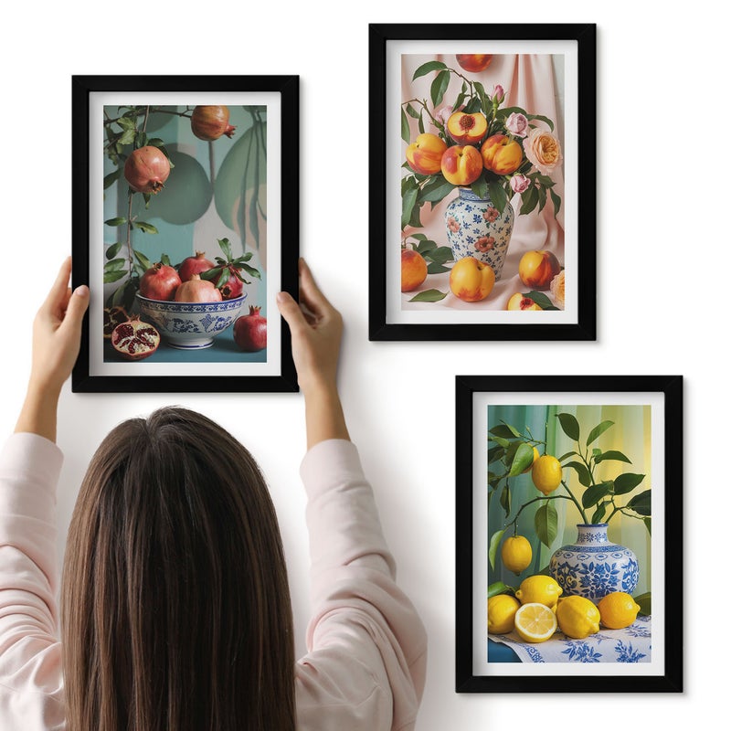 Galeria ścienna 3-częściowy komplet obrazów w czarnych ramach - Owoce granatu brzoskwinie i cytryny w wazonach - ArtPrintCave