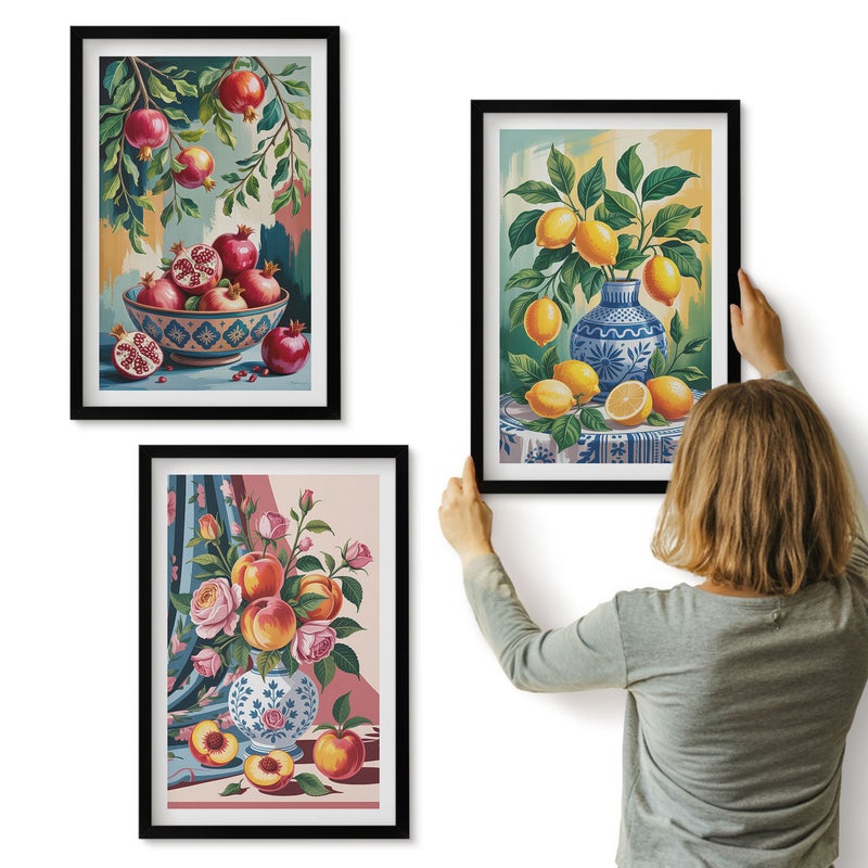 Galeria ścienna 3-częściowy komplet obrazów w czarnych ramach - Malowane kwiaty i owoce w wazonach - ArtPrintCave