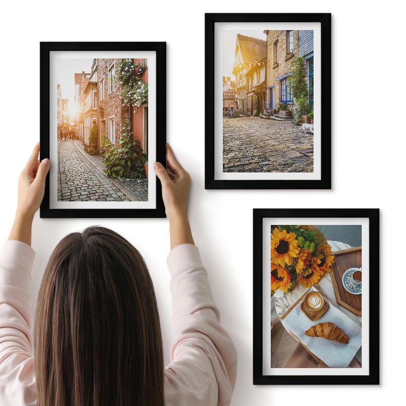 Galeria ścienna 3-częściowy komplet obrazów w czarnych ramach - Urokliwe uliczki z kawą i słonecznikami - ArtPrintCave