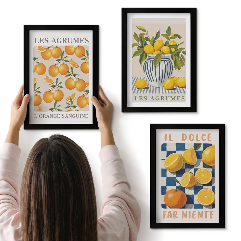 Galeria ścienna 3-częściowy komplet obrazów w czarnych ramach - Owoce cytrusowe w stylu retro z żółtymi akcentami - ArtPrintCave
