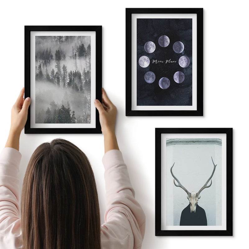 Galeria ścienna 3-częściowy komplet obrazów w czarnych ramach - Krajobraz leśny we mgle fazy księżyca czaszka jelenia - ArtPrintCave
