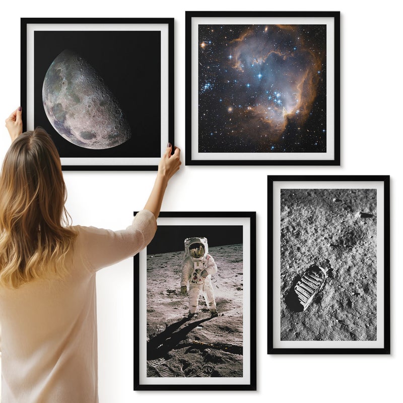 Galeria ścienna 4-częściowy komplet obrazów w czarnych ramach - Astronauta na Księżycu ślad stopy zdjęcia - ArtPrintCave