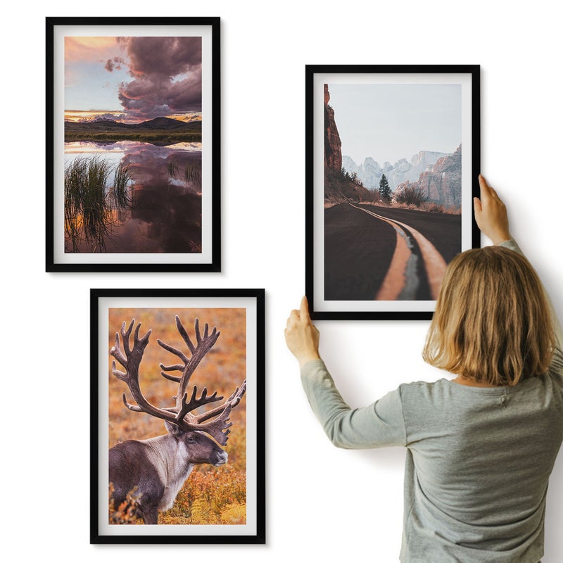 Galeria ścienna 3-częściowy komplet obrazów w czarnych ramach - Pejzaże górskie z reniferem i drogą w naturze - ArtPrintCave
