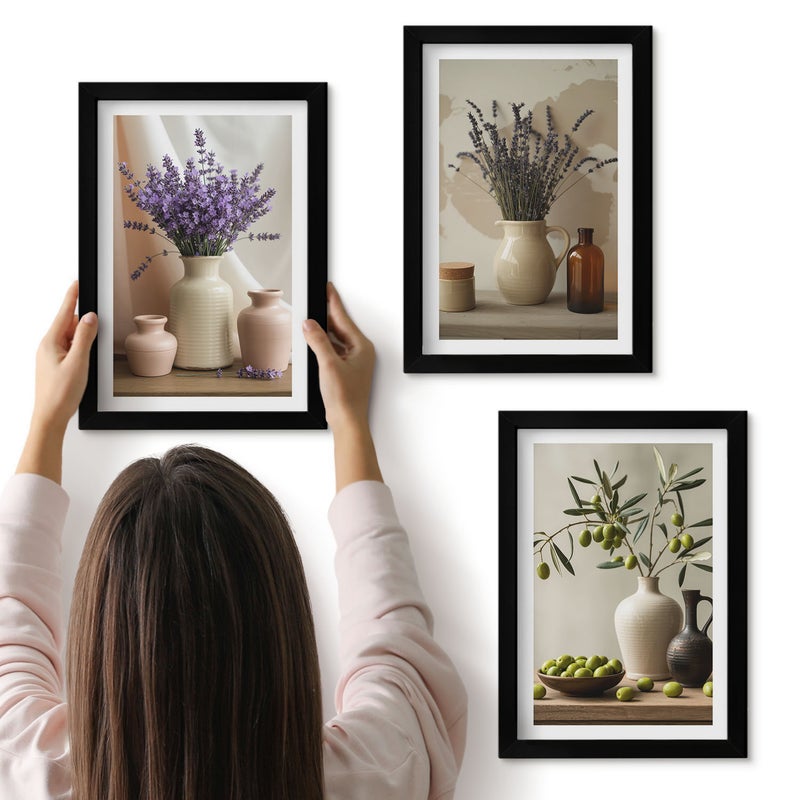 Galeria ścienna 3-częściowy komplet obrazów w czarnych ramach - Kwiaty lawendy oliwki i naczynia ceramiczne - ArtPrintCave