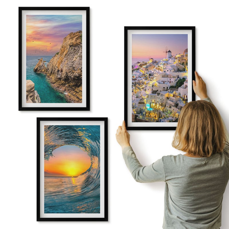 Galeria ścienna 3-częściowy komplet obrazów w czarnych ramach - Widoki morza fale i białe domy w Santorini Grecja - ArtPrintCave