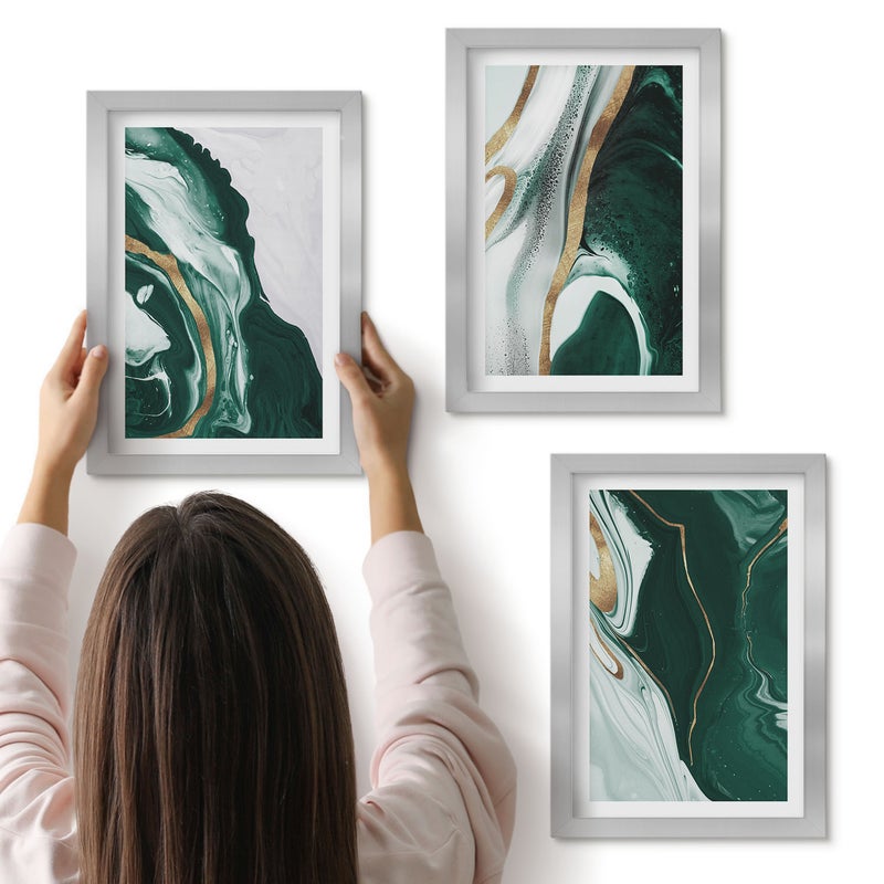 Galeria ścienna 3-częściowy komplet obrazów w srebrnych ramach - Abstrakcyjne wzorów farb w zieleni i bieli - ArtPrintCave