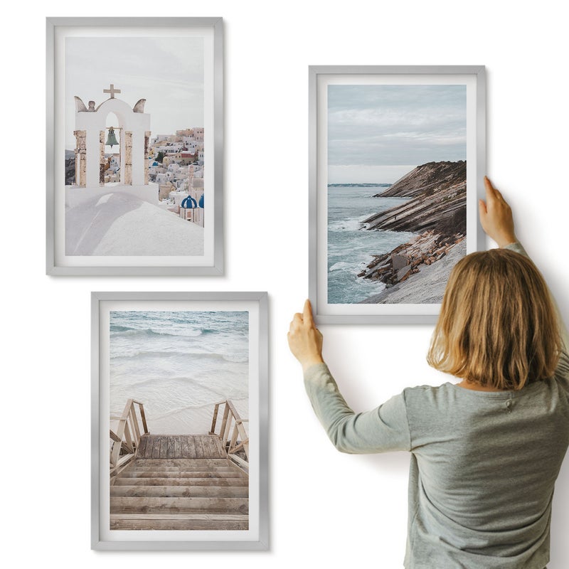 Galeria ścienna 3-częściowy komplet obrazów w srebrnych ramach - Widoki morza i architektury Santorini na tle nieba - ArtPrintCave