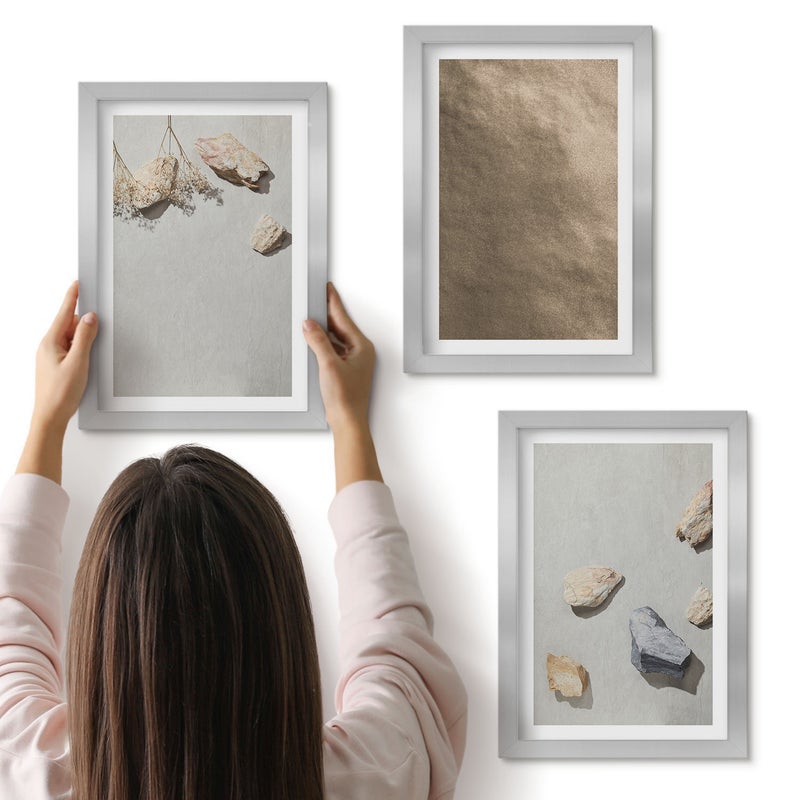 Galeria ścienna 3-częściowy komplet obrazów w srebrnych ramach - Kamienie na plaży naturalne struktury - ArtPrintCave