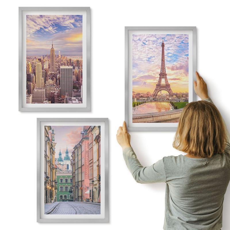 Galeria ścienna 3-częściowy komplet obrazów w srebrnych ramach - Widok na miasta Nowy Jork Paryż i Warszawę o zmierzchu - ArtPrintCave