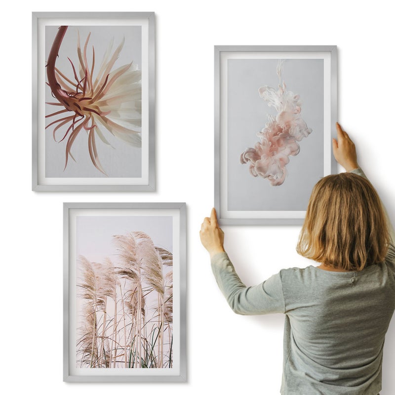 Galeria ścienna 3-częściowy komplet obrazów w srebrnych ramach - Kwiaty i trawy na jasnym tle w harmonijnym zestawie - ArtPrintCave