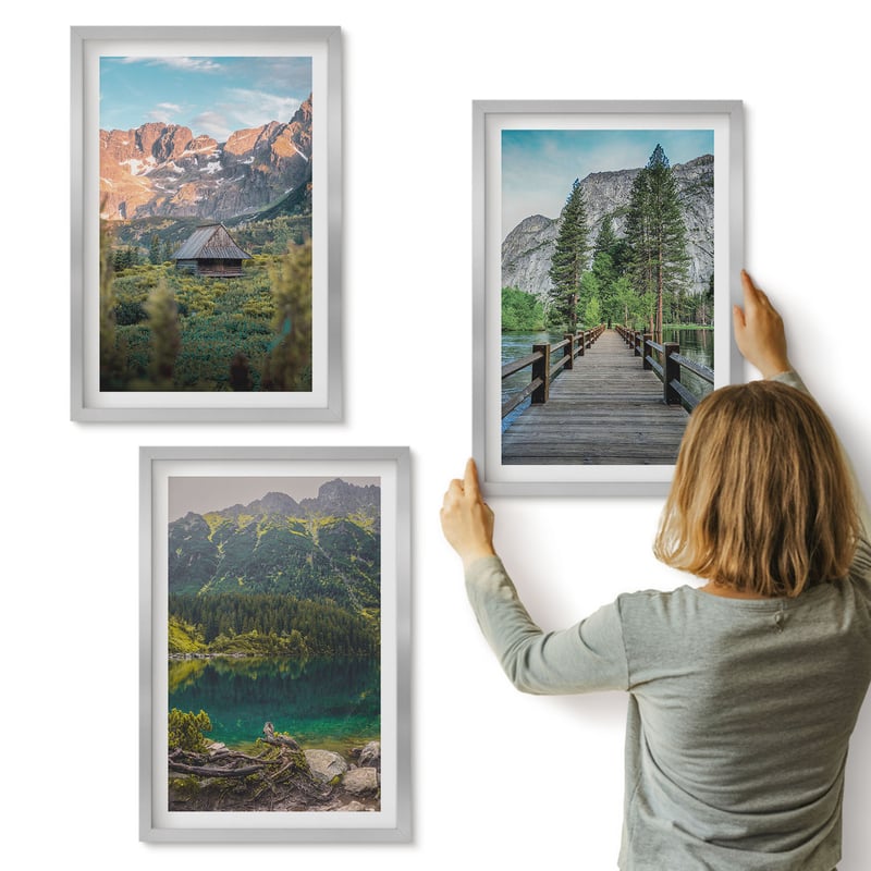 Galeria ścienna 3-częściowy komplet obrazów w srebrnych ramach - Górskie krajobrazy z jeziorem i drewnianym pomostem - ArtPrintCave