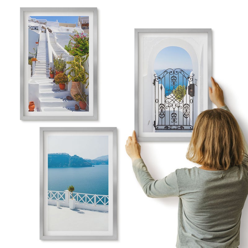 Galeria ścienna 3-częściowy komplet obrazów w srebrnych ramach - Białe schody z roślinami widok na morze i brama - ArtPrintCave