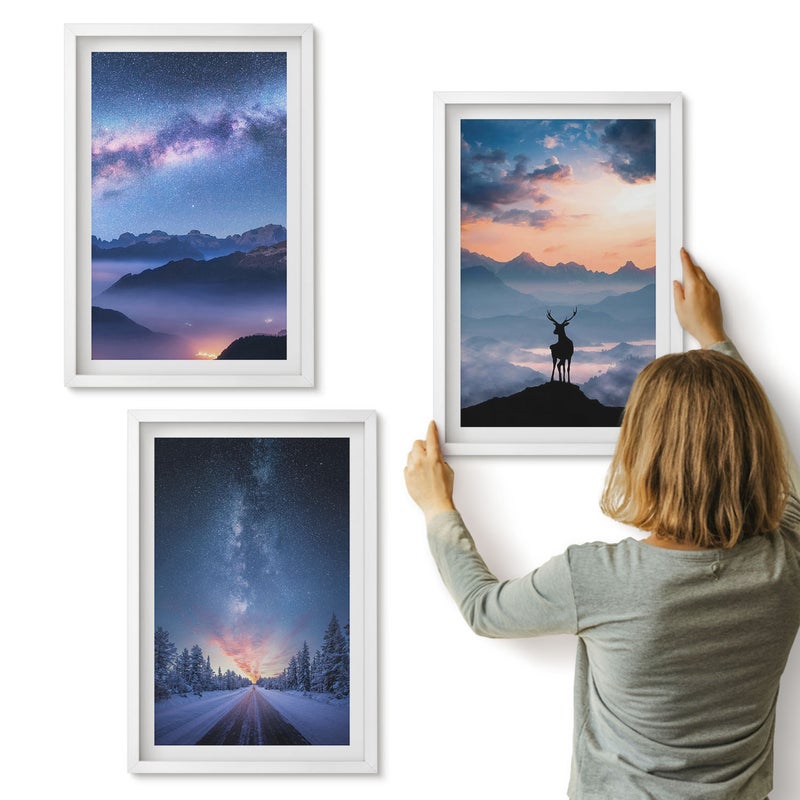 Galeria ścienna 3-częściowy komplet obrazów w białych ramach - Nocne niebo góry pejzaże we mgle i jeleń - ArtPrintCave
