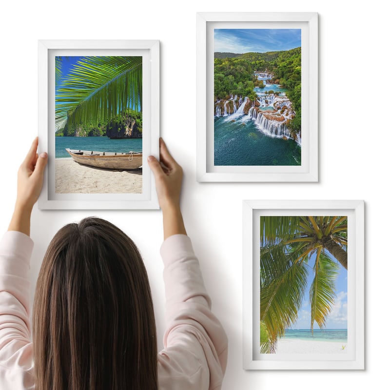 Galeria ścienna 3-częściowy komplet obrazów w białych ramach - Plaża z łodzią wodospady i palmy w tropikach - ArtPrintCave