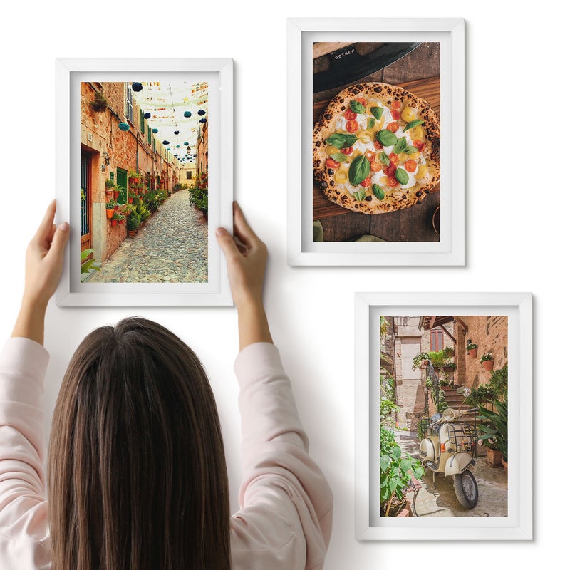 Galeria ścienna 3-częściowy komplet obrazów w białych ramach - Urokliwe uliczki z roślinnością i włoska pizza - ArtPrintCave