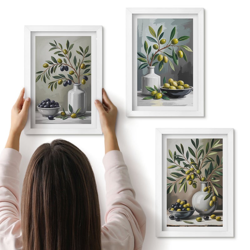 Galeria ścienna 3-częściowy komplet obrazów w białych ramach - Oliwki w ceramicznych naczyniach na tle szarości - ArtPrintCave