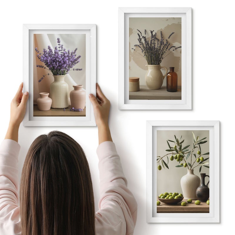 Galeria ścienna 3-częściowy komplet obrazów w białych ramach - Kwiaty lawendy oliwki i naczynia ceramiczne - ArtPrintCave