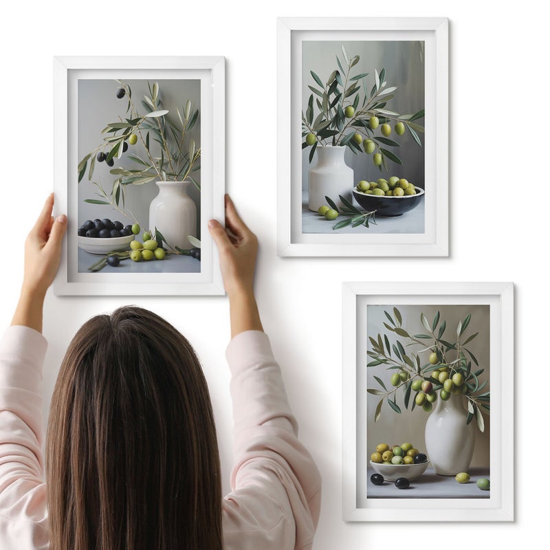 Galeria ścienna 3-częściowy komplet obrazów w białych ramach - Oliwki w wazonach z gałązkami na tle szarości - ArtPrintCave