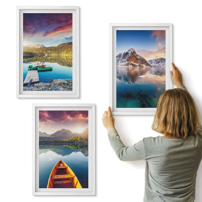 Galeria ścienna 3-częściowy komplet obrazów w białych ramach - Spokojne jeziora z górskim krajobrazem i łodzią - ArtPrintCave