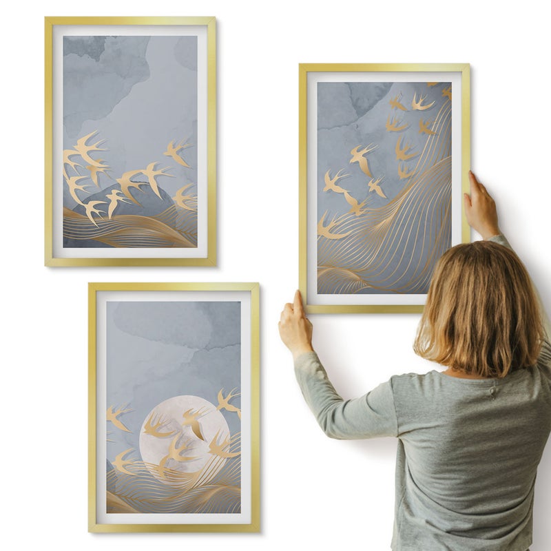 Galeria ścienna 3-częściowy komplet obrazów w złotych ramach - Ptaki w locie na tle nieba i księżyca - ArtPrintCave